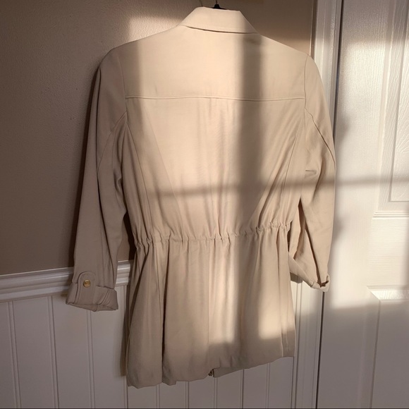 Gorgeous nude light jacket with gold hardware - Picture 4 of 6
